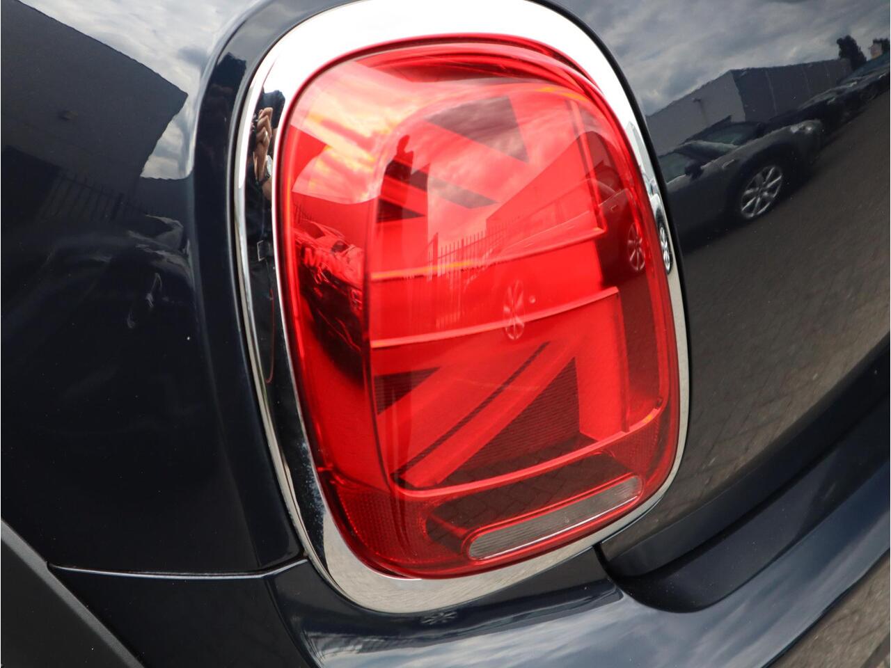 Mini COOPER Hatchback Automaat 3 deurs / 60 Years Edition / Panoramadak / Harman Kardon / Head-Up Display / Leder / 17 Inch / Stoelverwarming / LED / Extra Getint Glas / Sportstoelen / Climate Control