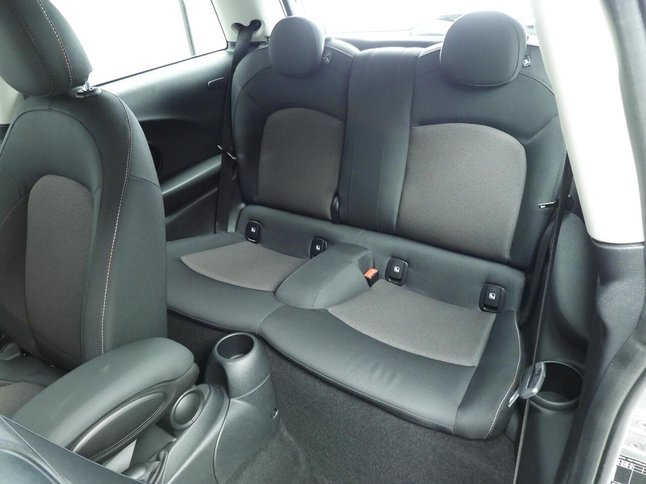 Mini COOPER 3-deurs Handgeschakeld / LED / DAB / PDC / Climate / Cruise / Navi / Alu wielen 17 inch