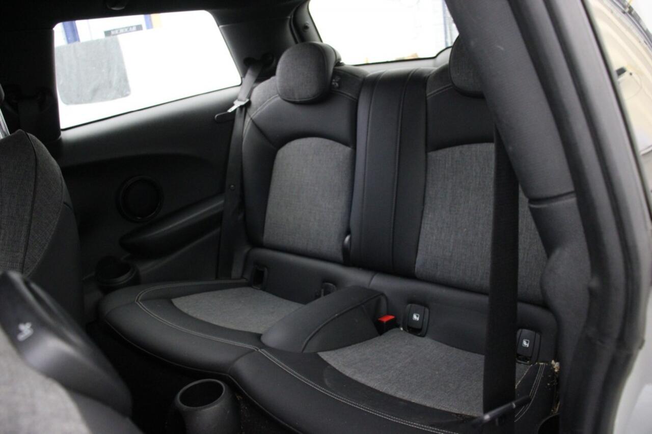 Mini COOPER Electric Essential 33 kWh - Carplay, Navi, Half Leer, Camera, Stoelverw.