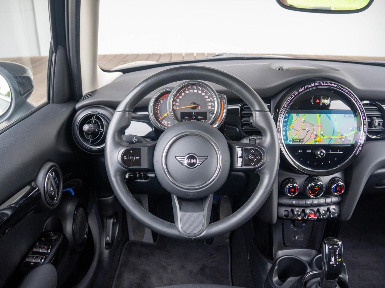 Mini COOPER 5-Deurs Aut. Classic Navi Premium pakket + 16" LM Revolite Spoke + Ambiance verlichting + Parkeersensoren + Climate Control