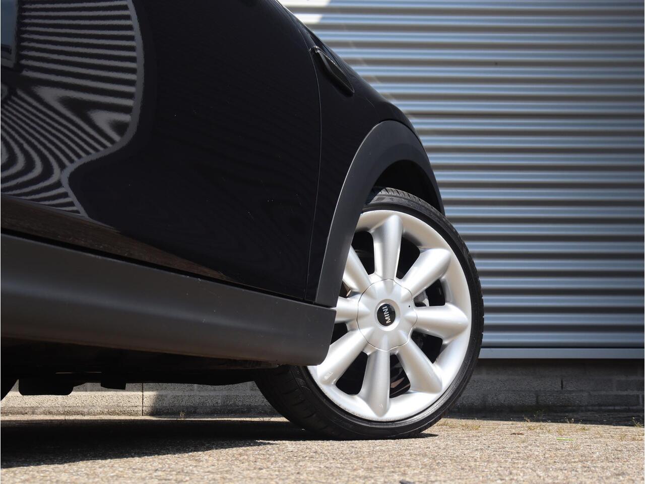 Mini COOPER 5-deurs | Resolute Edition + Panodak + Harman Kardon + Camera + Sportstoelen + Getint Glas + Apple Carplay + 18'' LMV