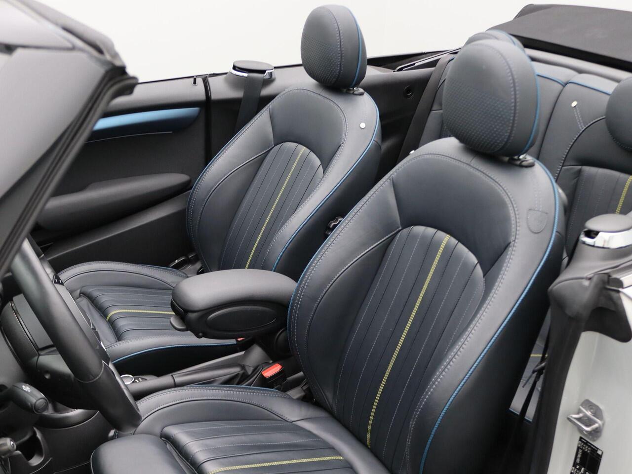 Mini COOPER Cabrio Sidewalk Edition + Achteruitrijcamera + Comfort Access + Driving Assistant Pakket + Comfort Plus Pakket + Elektrisch verwarmde voorstoelen + PDC + LED