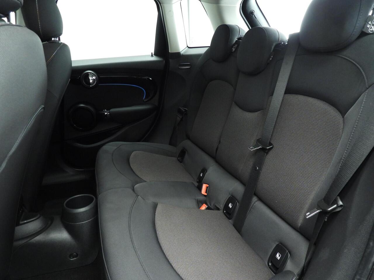 Mini COOPER 5-deurs Automaat / PDC / Climate / Cruise / LED / Alu wielen 16 inch