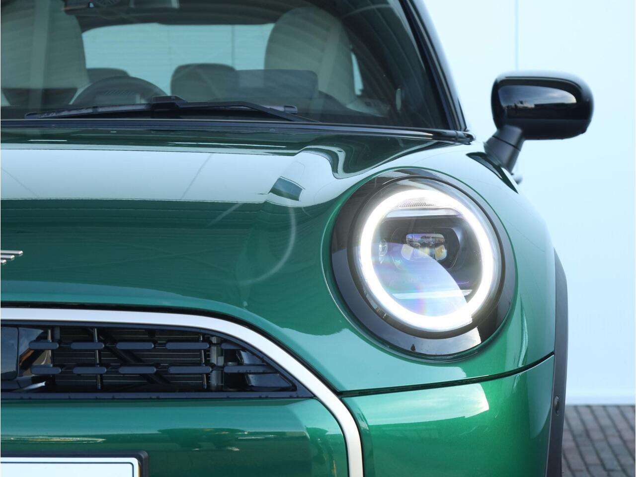 Mini COOPER Mini 1.5 C Favoured L Panoramadak/ Harman-Kardon/ Head-Up/ Comfort Access/ Stuurwielverwarming/ Stoelverwarming/ Getint Glas