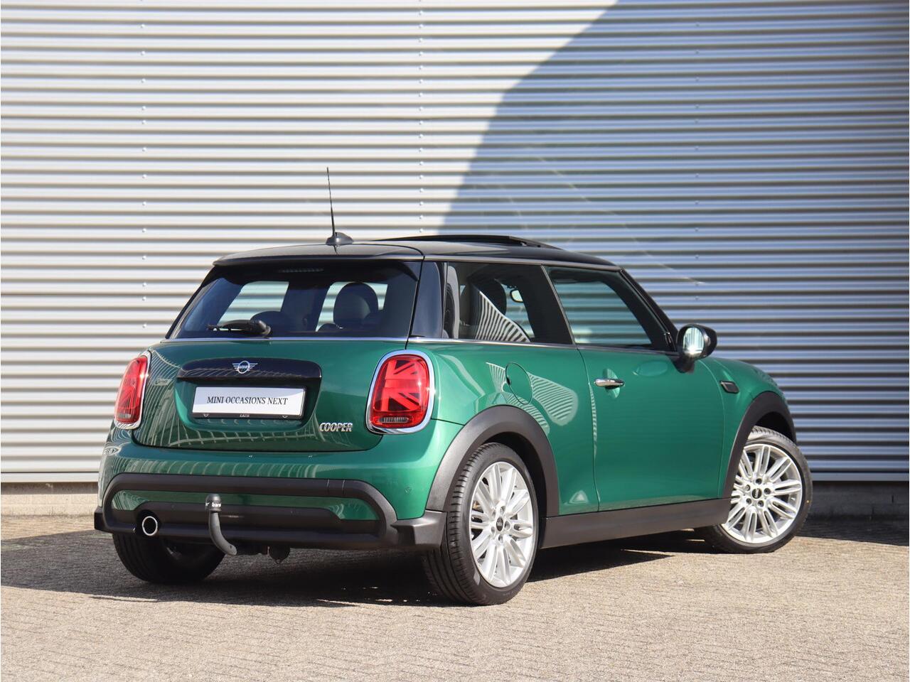 Mini COOPER 3-deurs | Classic + Comfort Plus Pakket + Panodak + Trekhaak (Fietsendrager) + Sportstoelen + Apple Carplay + Comfort Acces + Verwarmbare Voorstoelen + 17'' LMV