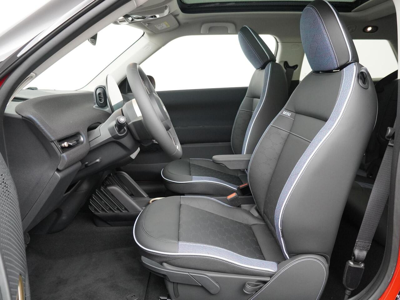 Mini COOPER 3-deurs E Classic Trim | Pakket L | Glazen Panoramdak | Stuur- Stoelverwarming | Head-Up | Harman Kardon | Comfort Access