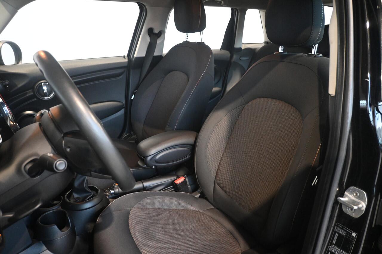 Mini COOPER Mini 1.5 Airco Navigatie LED Rijklaarprijs Inruil Mogelijk!