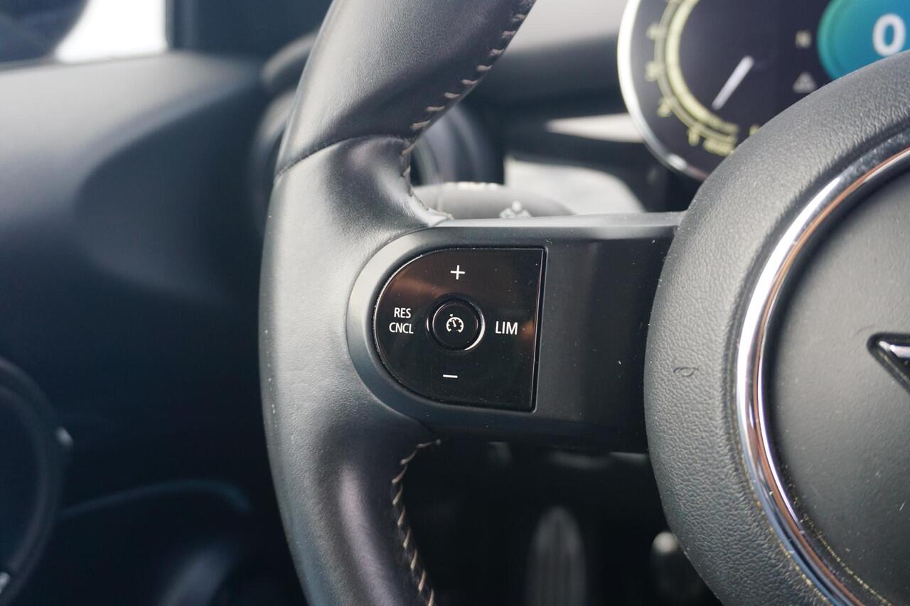 Mini COOPER 3-deurs John Cooper Works Uitvoering | 17" | Climate Control | Led | Adaptief onderstel