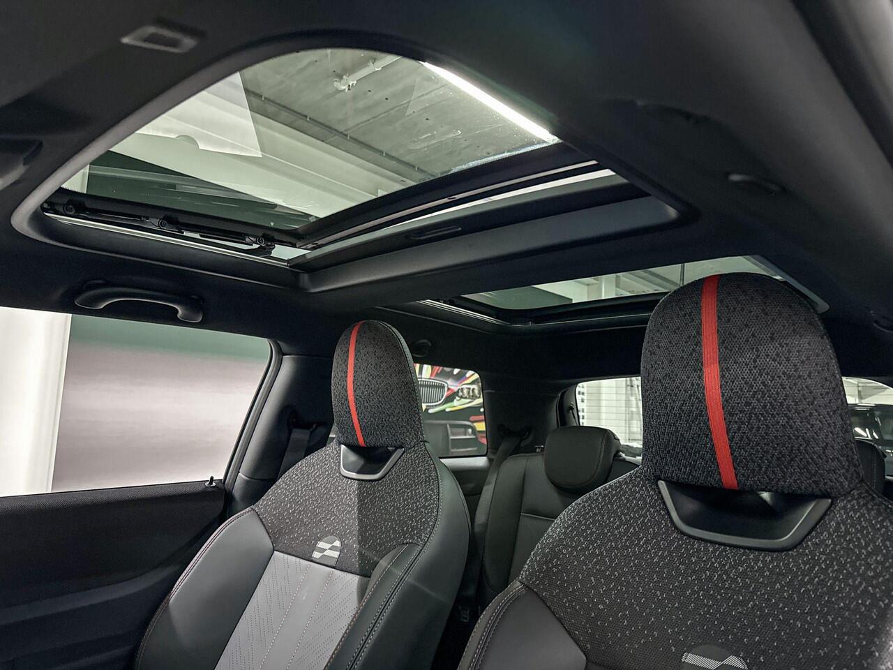 Mini COOPER C | John Cooper Works Uitvoering | Pakket M | 18" John Cooper Works Lap Spoke two-tone | Selections