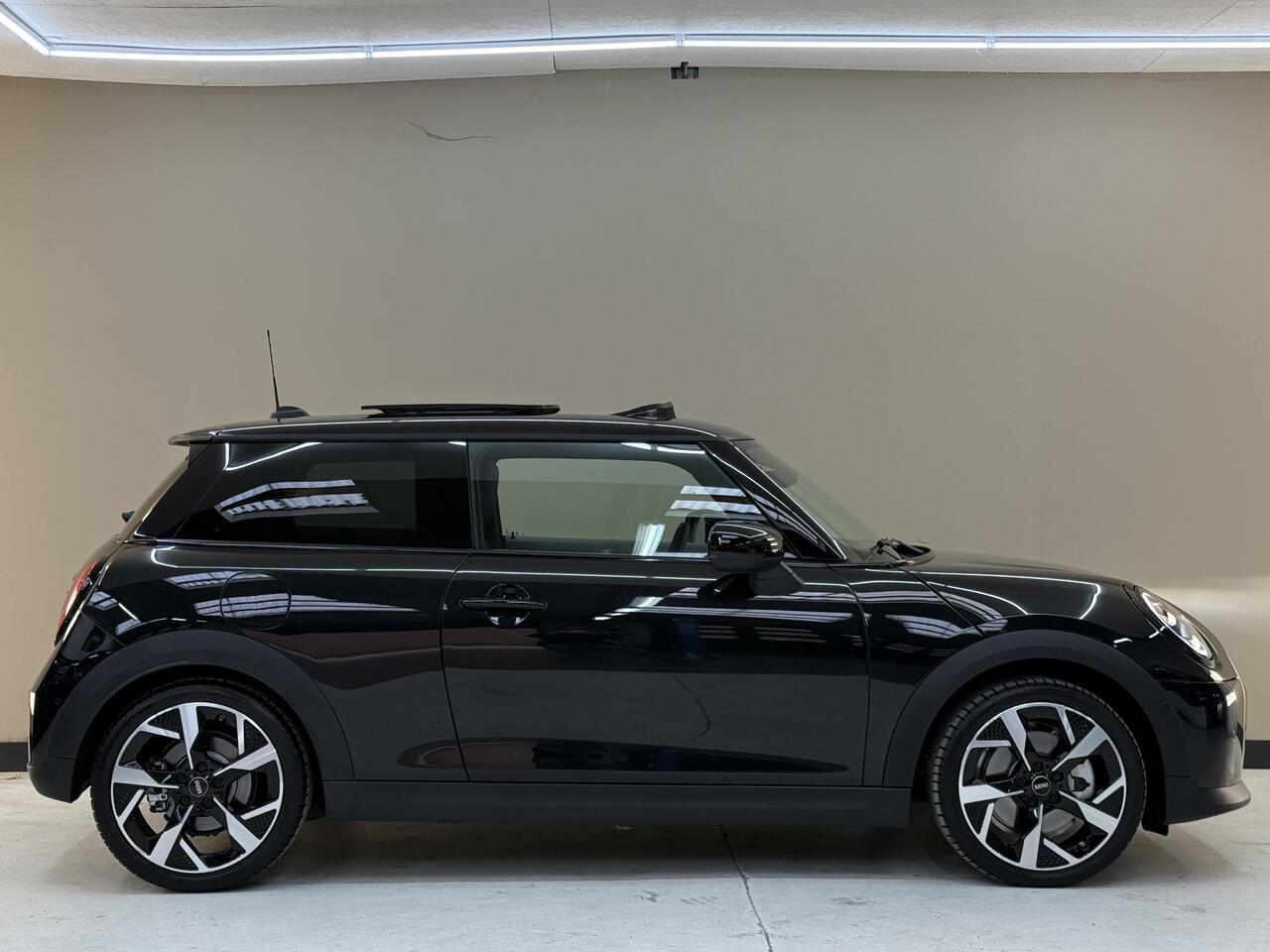 Mini COOPER Mini 1.5 Favoured L, 157Pk, 2024, Panoramadak, Volledig leder, 360* camera, Harman kardon, Stoel/stuurverwarming, Cruise control, 18" Lichtmetalen velgen