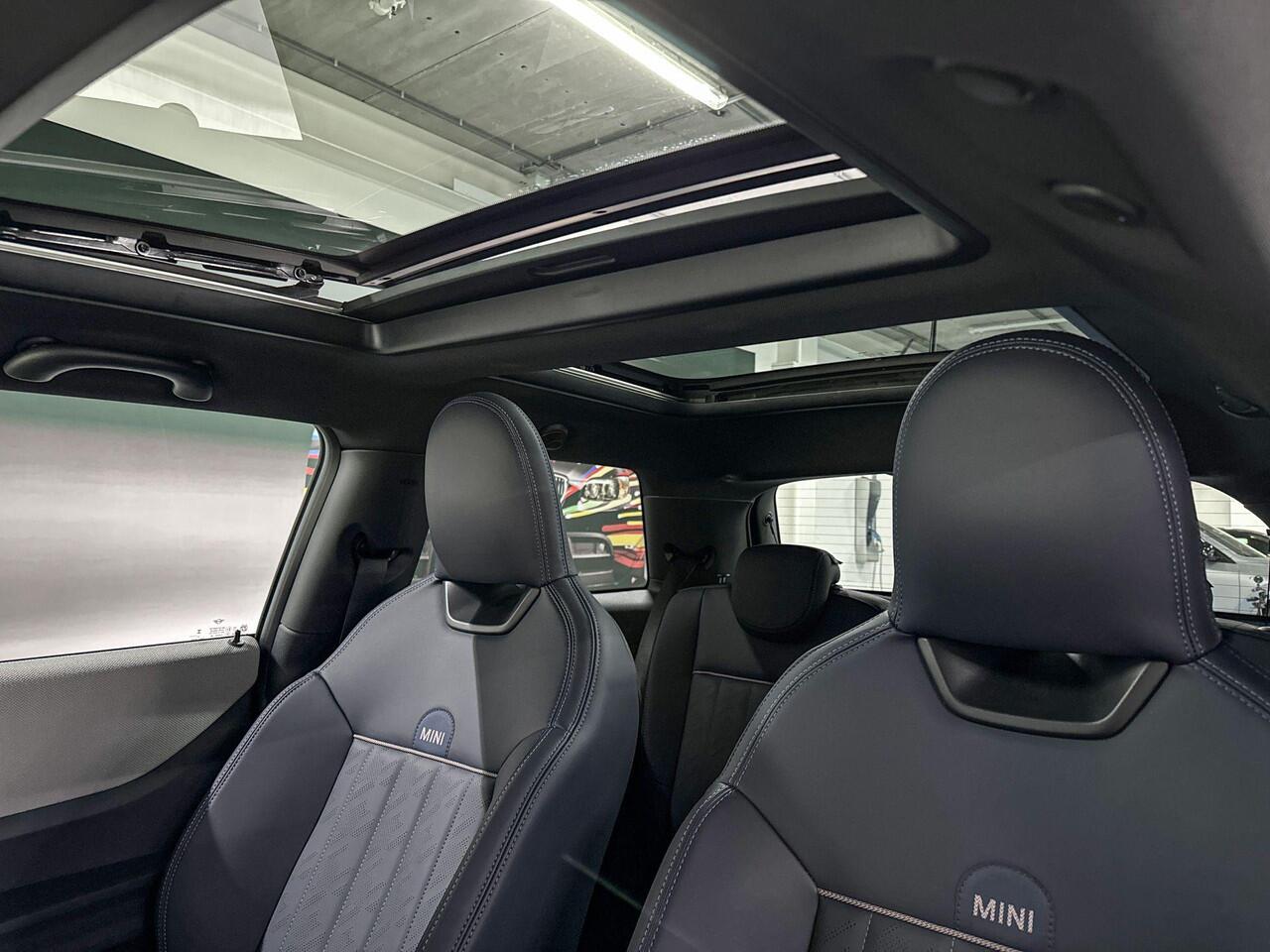 Mini COOPER C | Favoured uitvoering | Pakket M | 18" Night Flash Spoke 2-tone