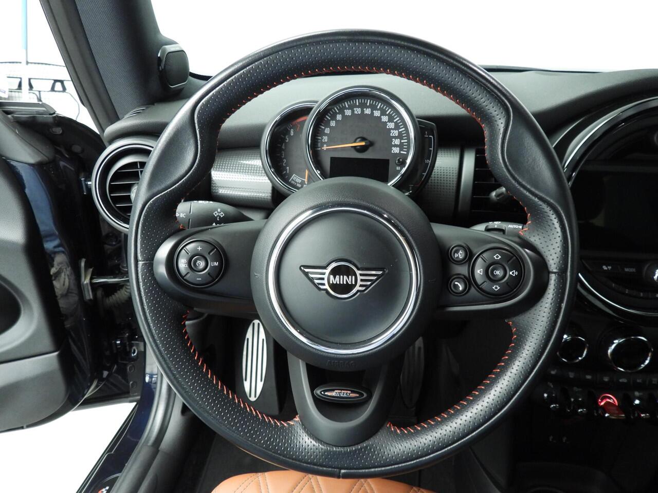 Mini COOPER 3-deurs Aut. JCW pakket | Leder | Harman/Kardon | 18" | LED