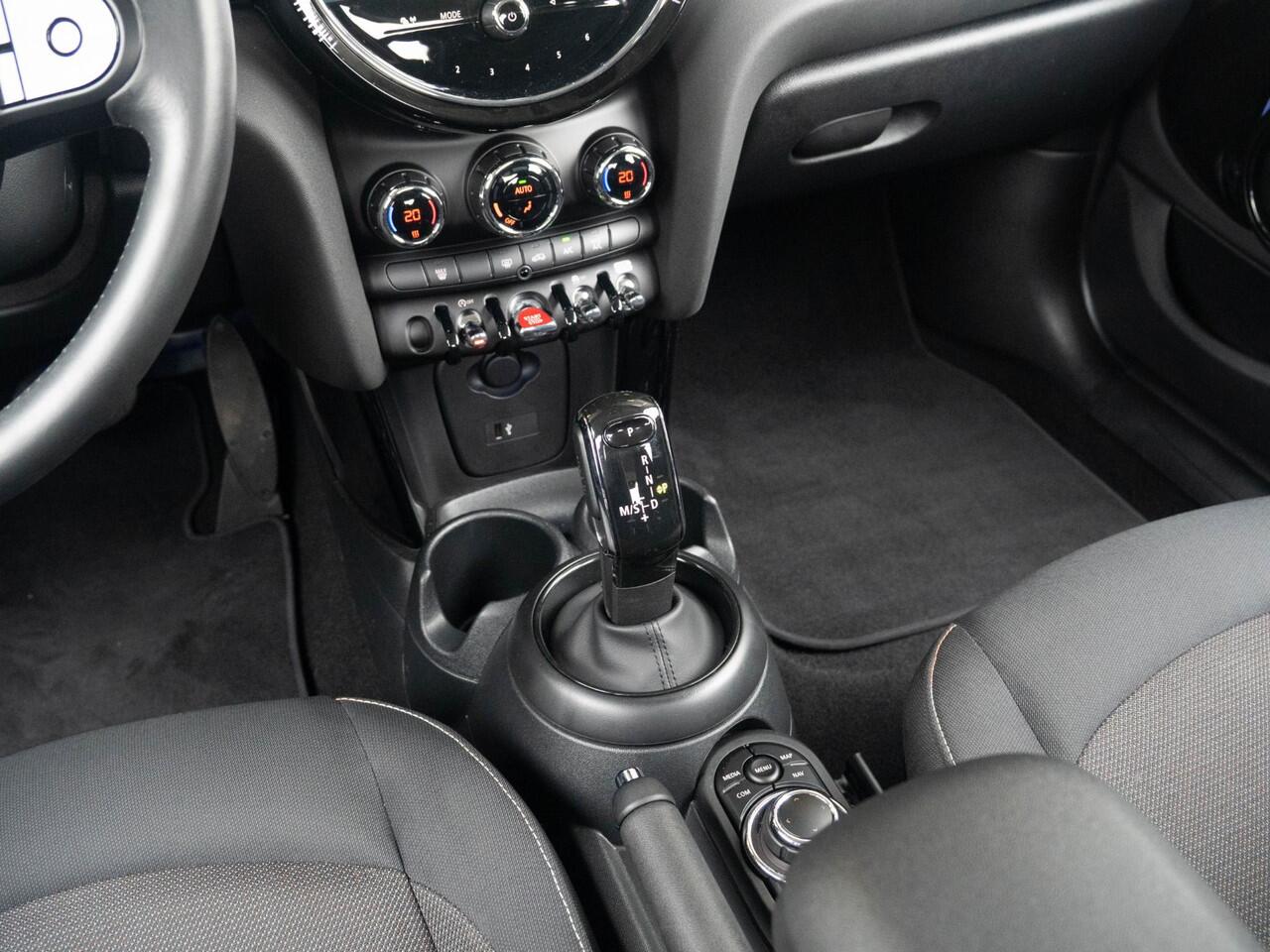 Mini COOPER 5-Deurs Aut. Classic Navi Premium pakket + 16" LM Revolite Spoke + Ambiance verlichting + Parkeersensoren + Climate Control