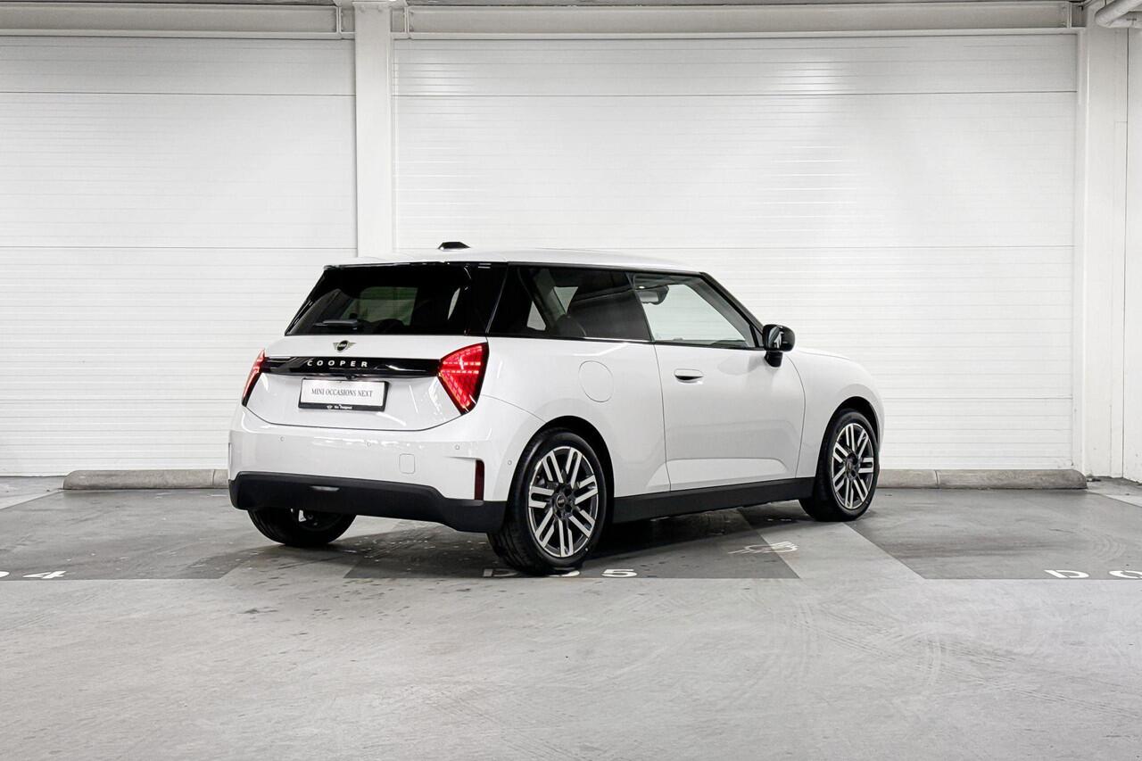 Mini COOPER E | Classic Uitvoering | Pakket L | 17" Parallel Spoke two-tone