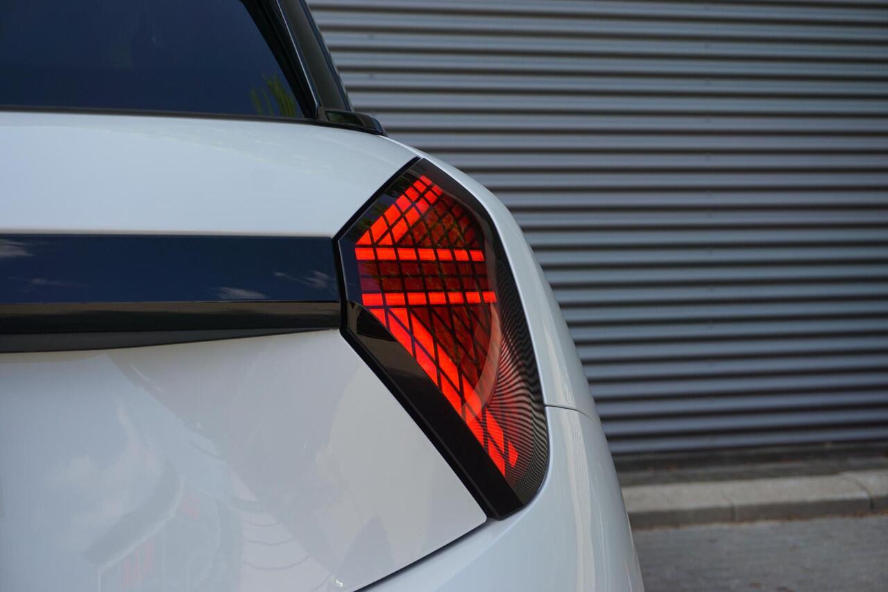 Mini COOPER 3-deurs E Classic Uitvoering | Pakket L | Glazen panoramadak | Driving Assistant | HIFI System Harman Kardon | MINI Head-Up Display