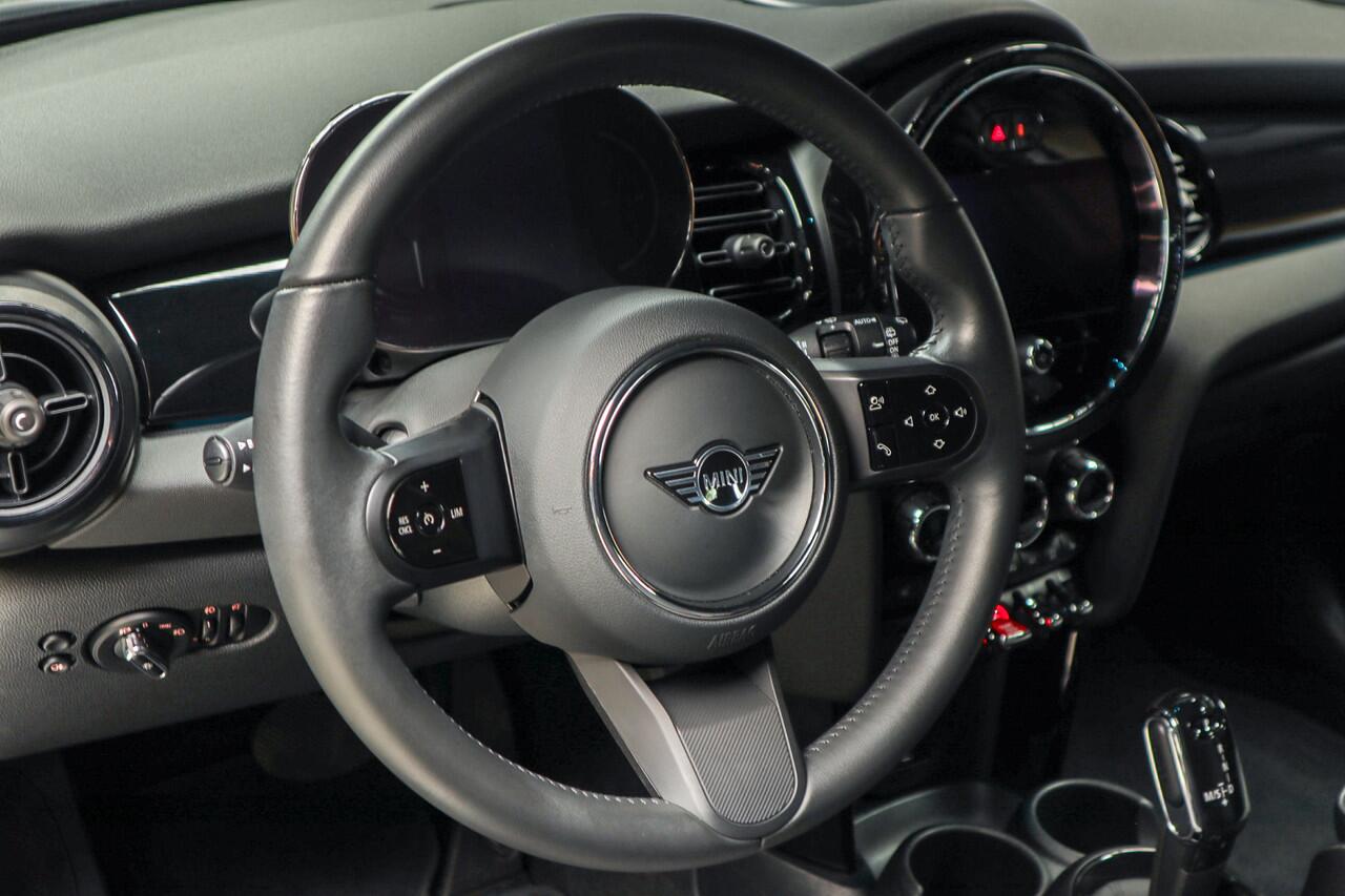 Mini COOPER Mini 1.5 Navi Leer Camera PDC Carplay Keyless Go & Entry LM velgen Zwarte binnenhemel Stoelverwarming Sportstoelen LED BTW auto!