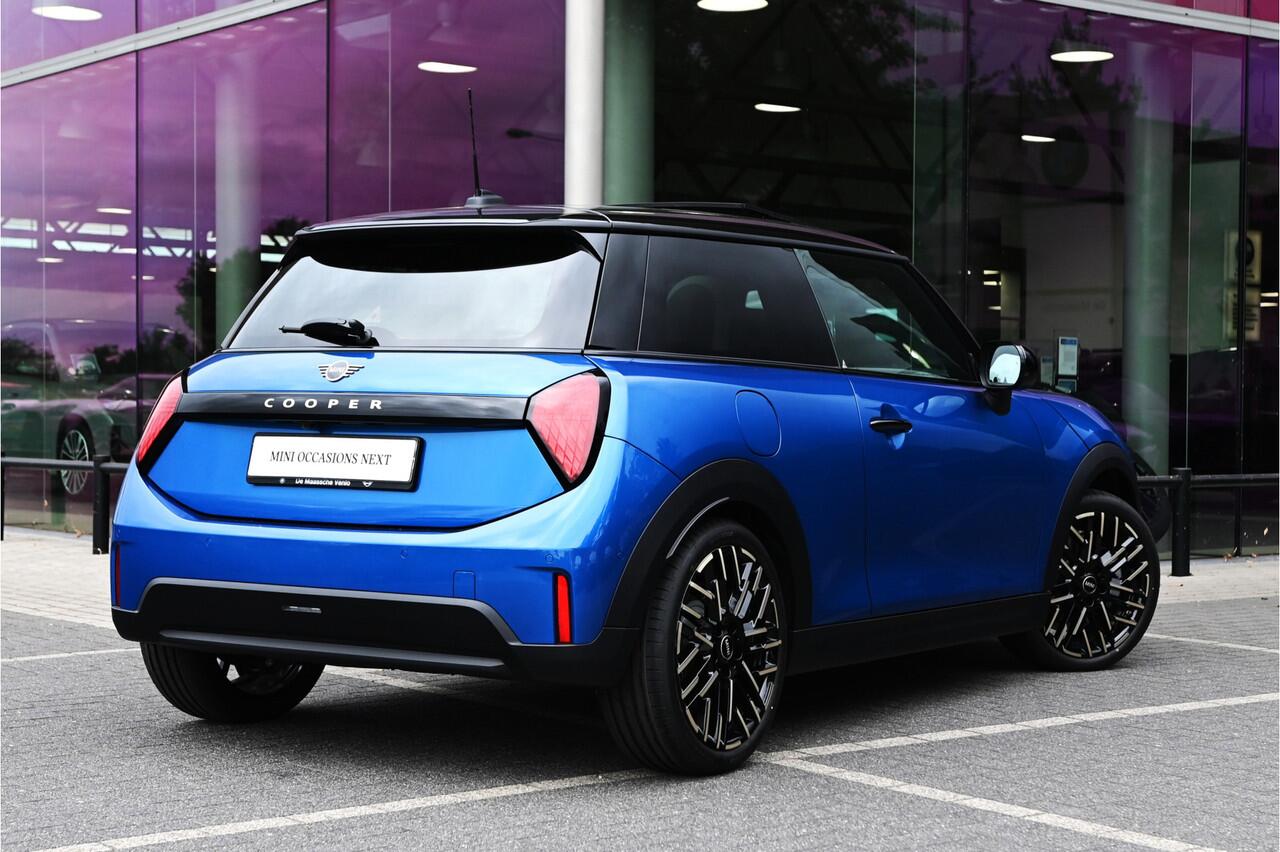 Mini COOPER Hatchback C Automaat / Favoured / Pakket M / 18 inch Night Flash Spoke 2-tone