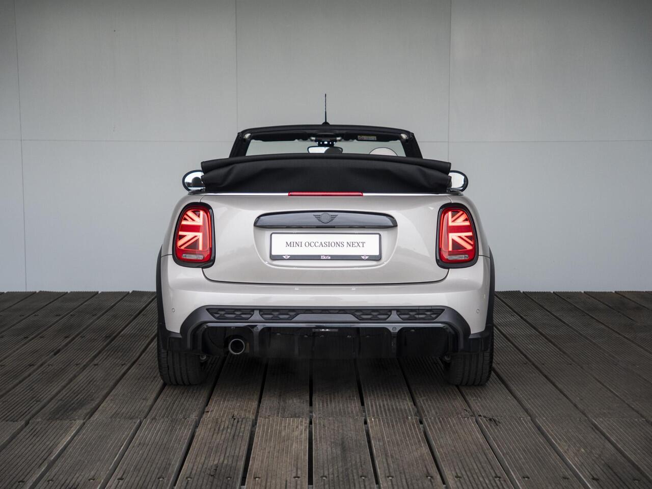 Mini COOPER Cabrio Aut. JCW pakket + Stoelverwarming + Carplay