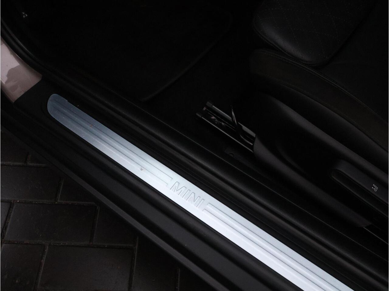 Mini COOPER Mini 1.5 Classic Sportstoelen/ Cruise Control/ LED-koplampen/ Navigatie/ Parkeer sensoren voor-achter