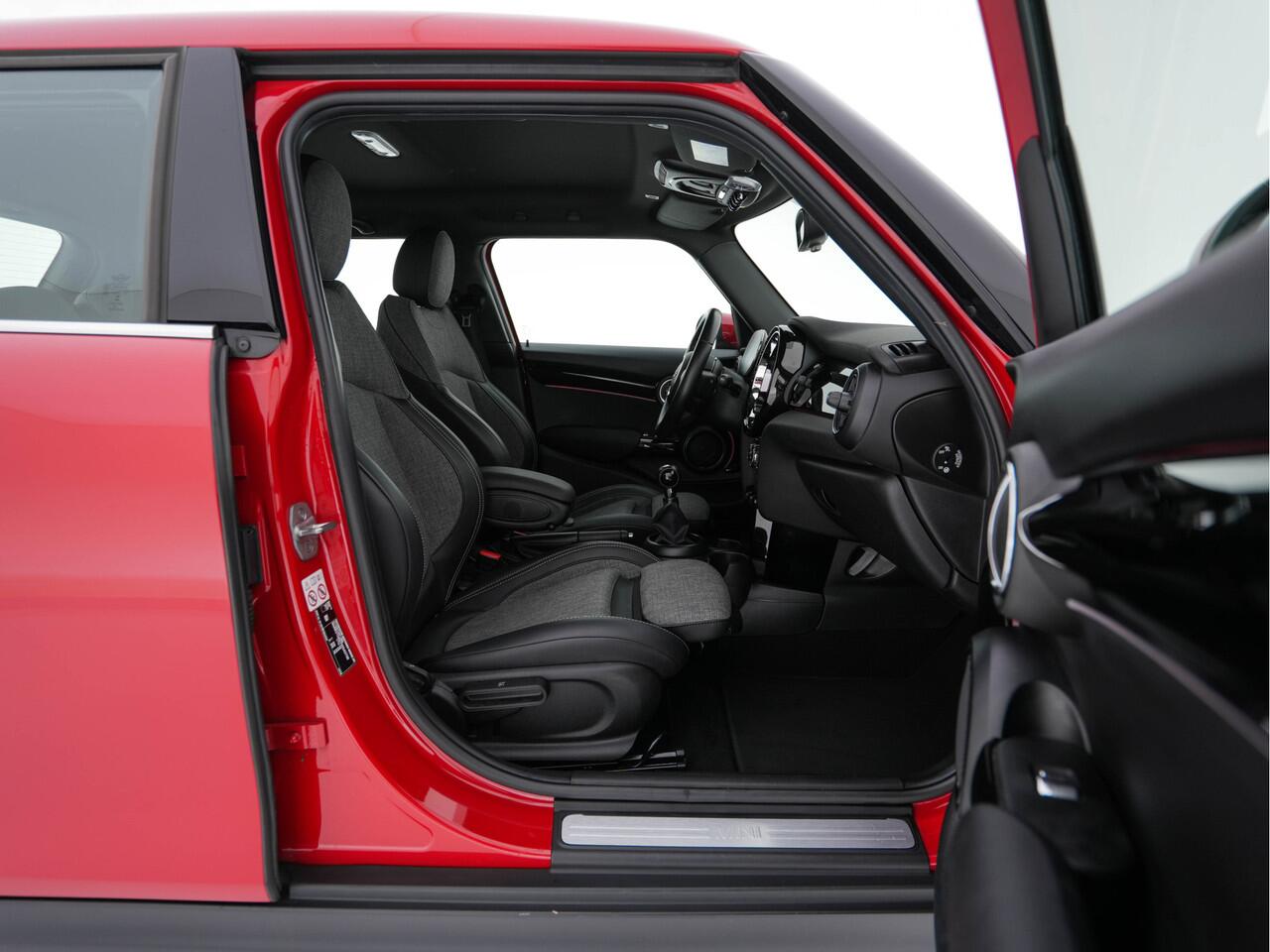 Mini COOPER Mini 1.5 Business Edition (INCL-BTW) *LEATHER-FABRIC | FULL-LED | DIGI-COCKPIT | SPORT-SEATS | AMBIENT-LIGHT | NAVI-FULLMAP | DAB+ | AIRCO | CRUISE | PDC | 16''ALU*