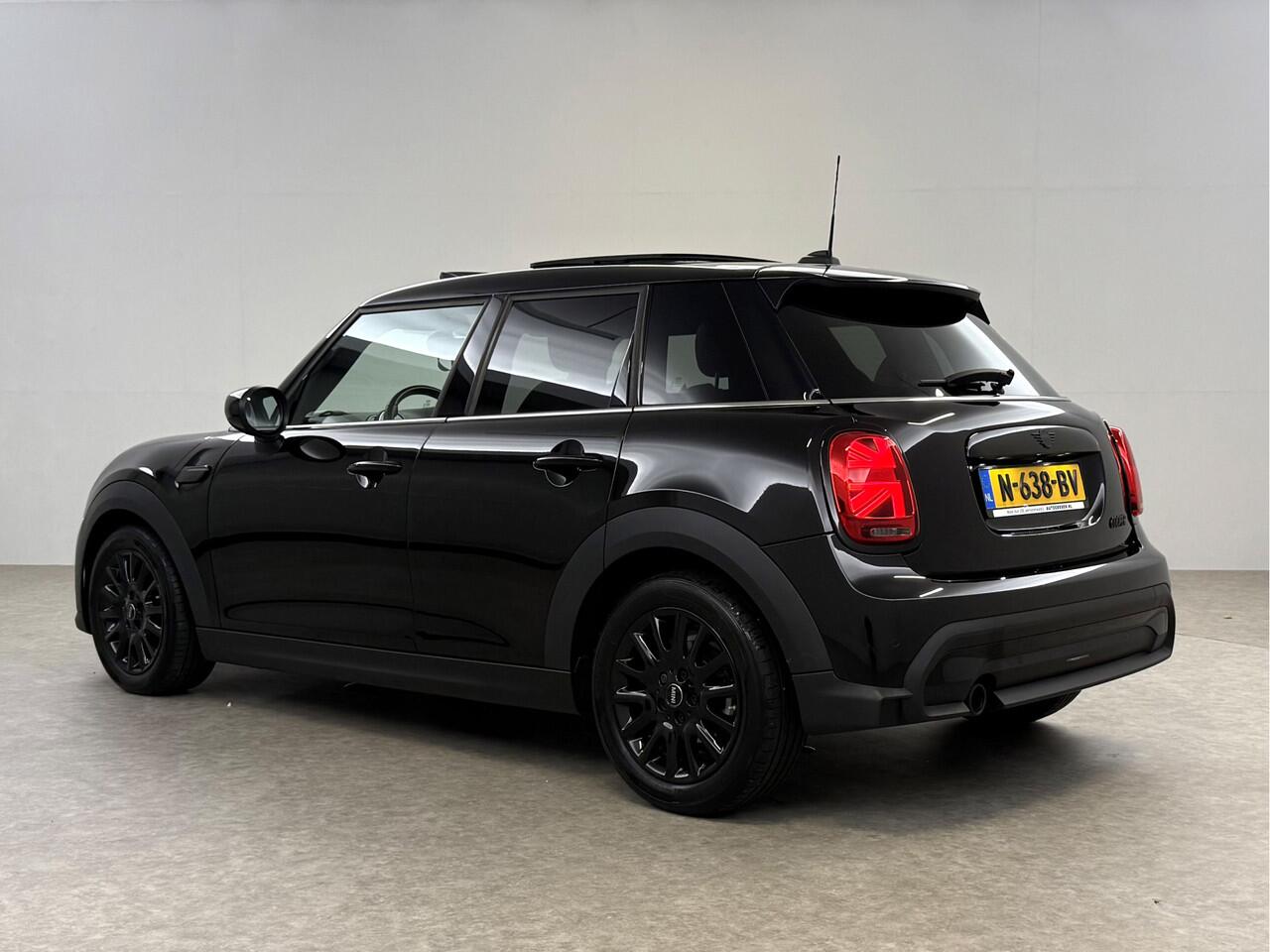 Mini COOPER 1.5 Cooper Business Edition | Pano | Sfeerverl. | Carplay | Cruise | Parkeersens. | Navi | NAP