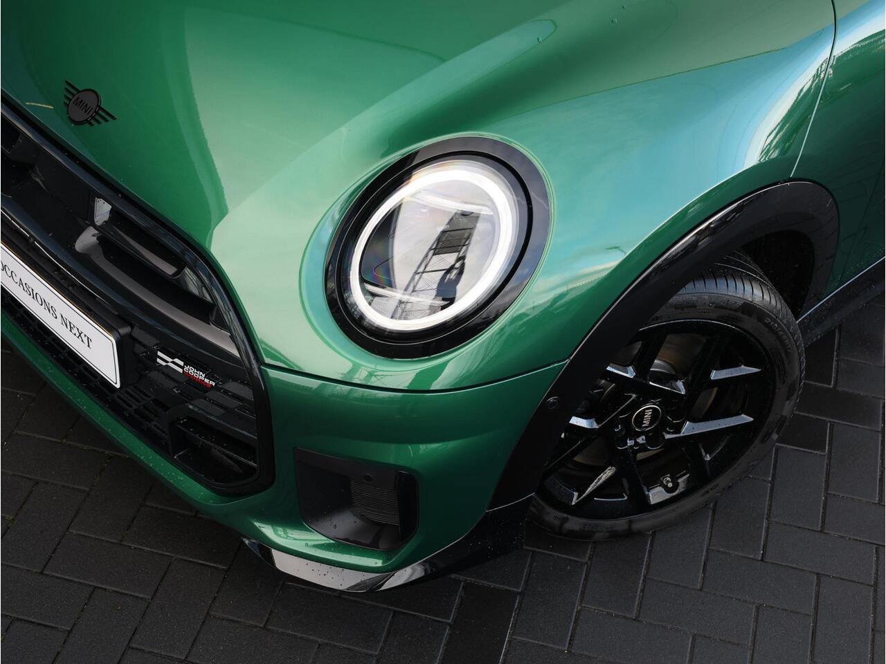 Mini COOPER C John Cooper Works + XL Pakket | Stuurwielverwarming/ Stoelverwarming/ Panoramadak/ Harman-Kardon/ Head-Up/ Elektrische verstelbare stoelen/ Driving Assistant Plus