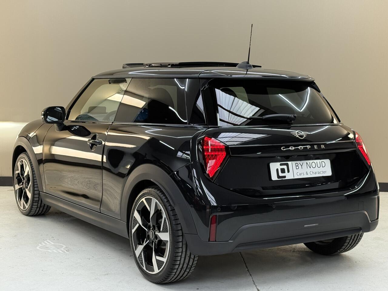 Mini COOPER Mini 1.5 Favoured L, 157Pk, 2024, Panoramadak, Volledig leder, 360* camera, Harman kardon, Stoel/stuurverwarming, Cruise control, 18" Lichtmetalen velgen