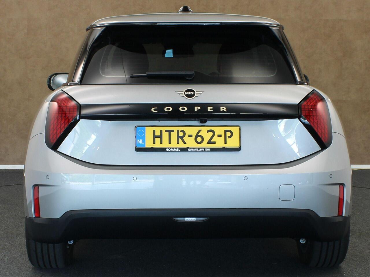 Mini COOPER E Essential 40.7 kWh - SOH 99,9% ! - ORIGINEEL NEDERLANDSE AUTO - 3-FASE - NAVIGATIE - PARKEERSENSOREN VOOR/ ACHTER - 17 INCH LICHT METALEN VELGEN - ARMSTEUN VOOR - CAMERA - NIEUW MODEL- GEWELDIGE RIJEIGENSCHAPPEN