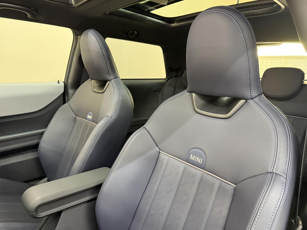 Mini COOPER Mini 1.5 Favoured L, 157Pk, 2024, Panoramadak, Volledig leder, 360* camera, Harman kardon, Stoel/stuurverwarming, Cruise control, 18" Lichtmetalen velgen