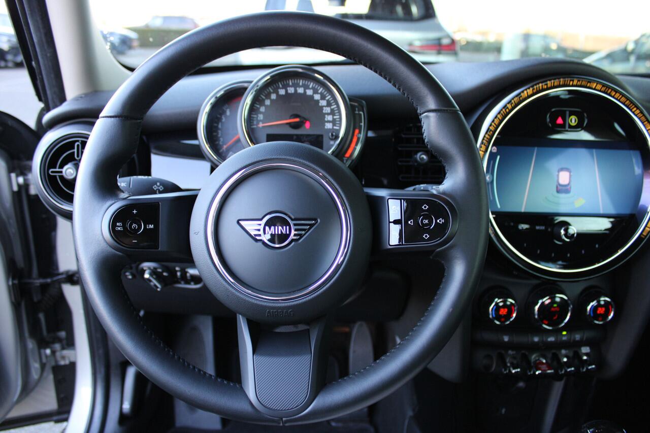 Mini COOPER Classic Automaat / LED / Airconditioning / Cruise Control / PDC / Navigatie