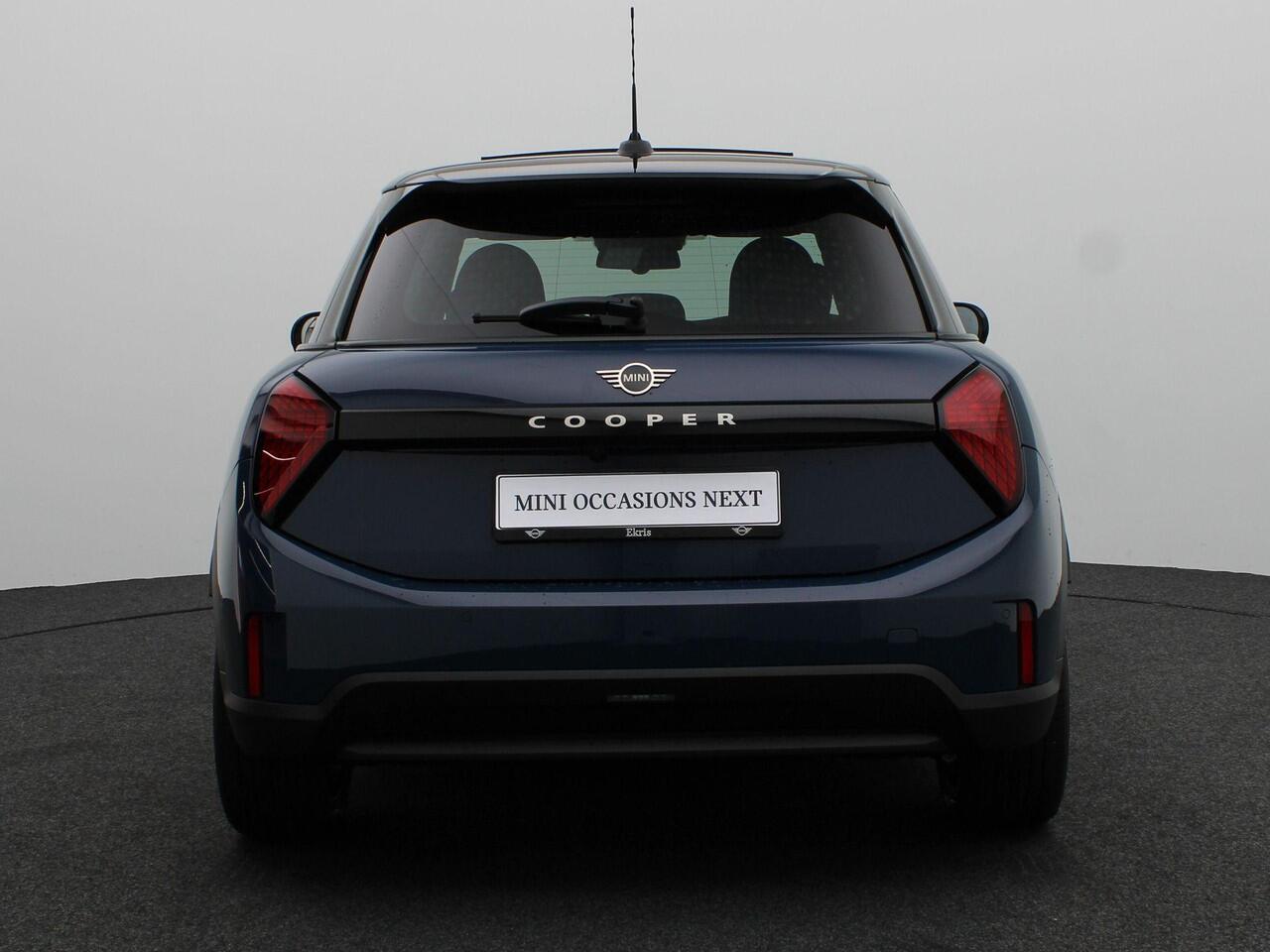 Mini COOPER Mini 1.5 C Favoured Demo voertuig korting per gereden kilometer. Neem contact op voor de actuele prijs.