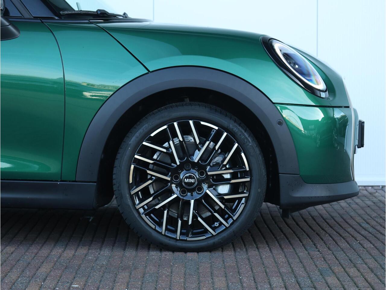 Mini COOPER Mini 1.5 C Favoured L Panoramadak/ Harman-Kardon/ Head-Up/ Comfort Access/ Stuurwielverwarming/ Stoelverwarming/ Getint Glas