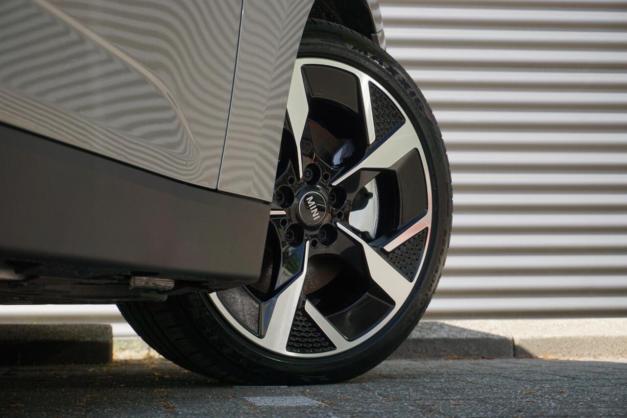 Mini COOPER 3-deurs E Favoured Trim | Pakket M | Glazen panoramadak | Driving Assistant | MINI Head-Up Display