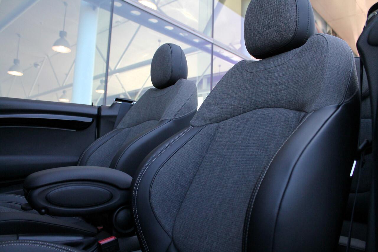 Mini COOPER Cabrio Classic Automaat / Sportstoelen / Stoelverwarming / LED / Cruise Control / Harman Kardon / Achteruitrijcamera / Comfort Access