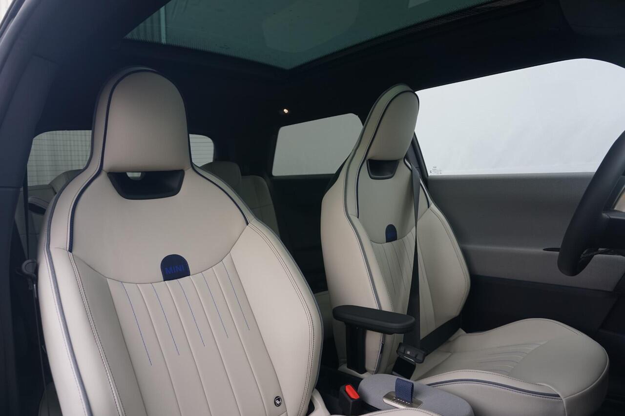 Mini COOPER 3-deurs E Favoured Trim | Pakket M | Glazen panoramadak | Comfort Access | Harman Kardon | Head-Up Display | Stuurwielrand verwarmd