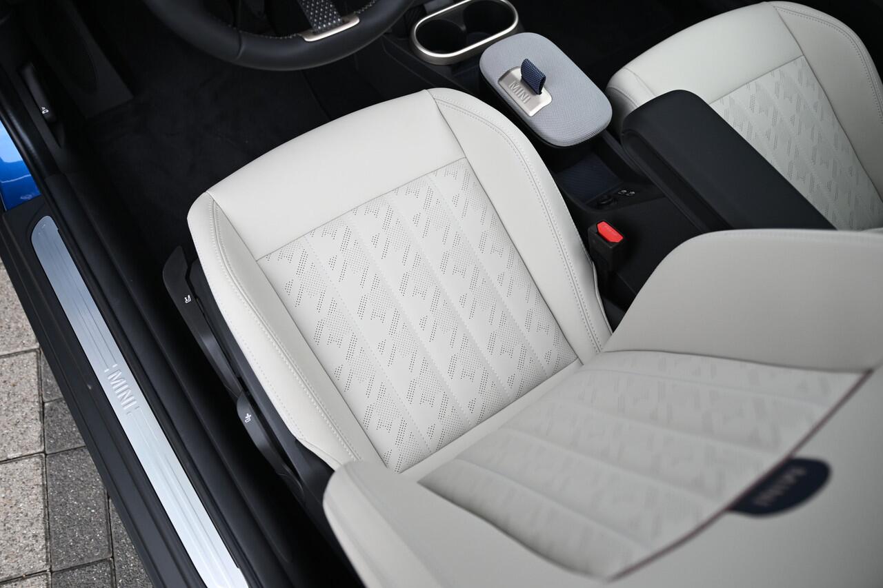 Mini COOPER Hatchback C Automaat / Favoured / Pakket M / 18 inch Night Flash Spoke 2-tone