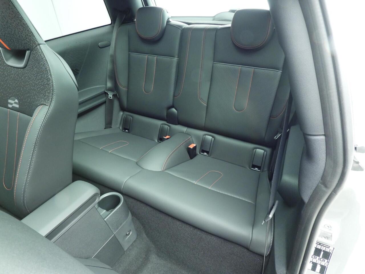 Mini COOPER 3-Deurs C C John Cooper Works Trim / Pakket M / Panoramadak / Park assist / Head-up / Alu wielen 17 inch