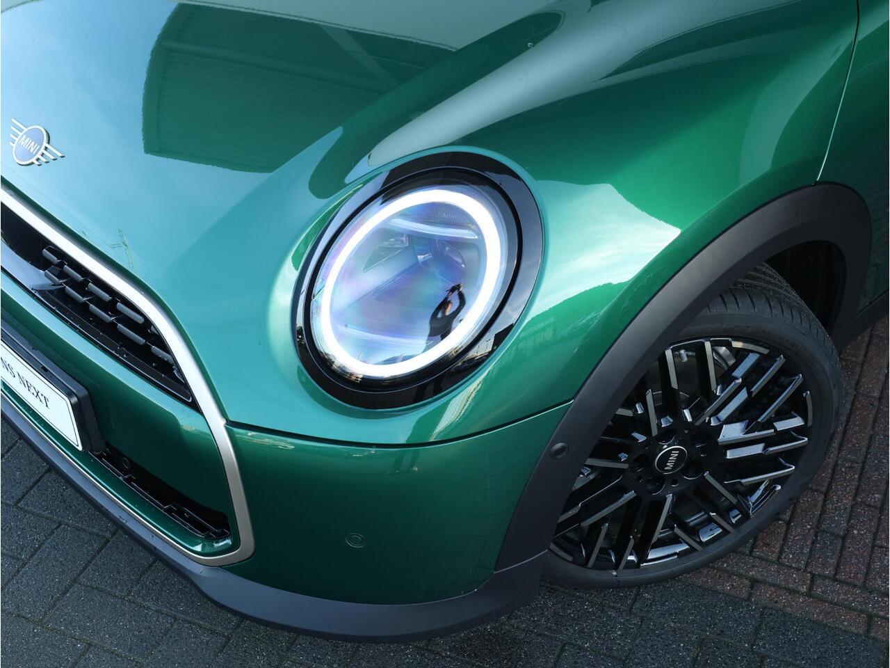 Mini COOPER Mini 1.5 C Favoured L Panoramadak/ Harman-Kardon/ Head-Up/ Comfort Access/ Stuurwielverwarming/ Stoelverwarming/ Getint Glas