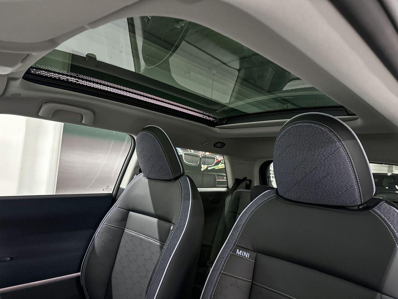 Mini COOPER E | Classic Uitvoering | Pakket L | 17" Parallel Spoke two-tone