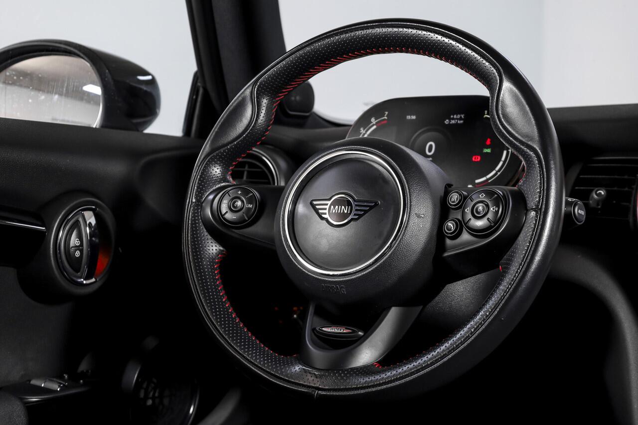 Mini COOPER Mini 1.5 Classic - Automaat Orig. NL | John Cooper Works Pakket | S/K Panodak | Dig.Cockpit | Cruise | PDC | Stoelverw. | ECC | NAV + App.Connect | LM 17" |