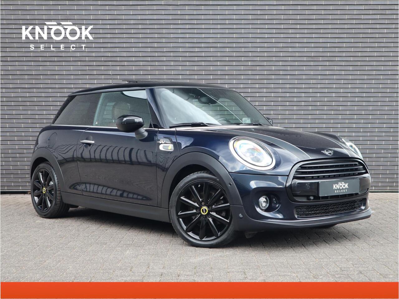 Mini COOPER Hatchback Automaat 3 deurs / 60 Years Edition / Panoramadak / Harman Kardon / Head-Up Display / Leder / 17 Inch / Stoelverwarming / LED / Extra Getint Glas / Sportstoelen / Climate Control