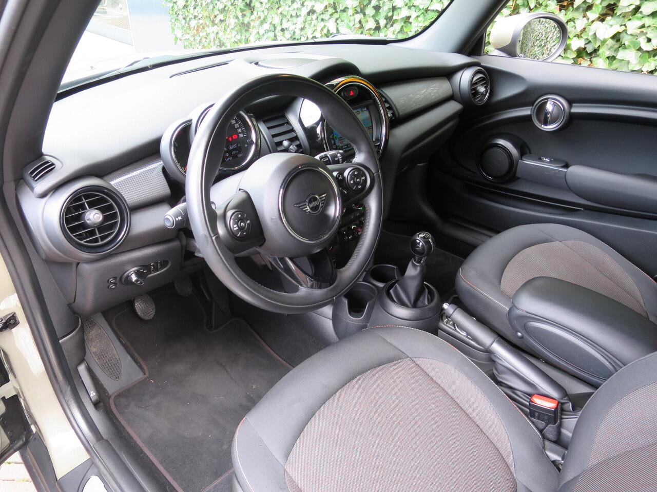 Mini COOPER 1.5 Pepper F56 LCI met Navi, LED, Clima en 16"