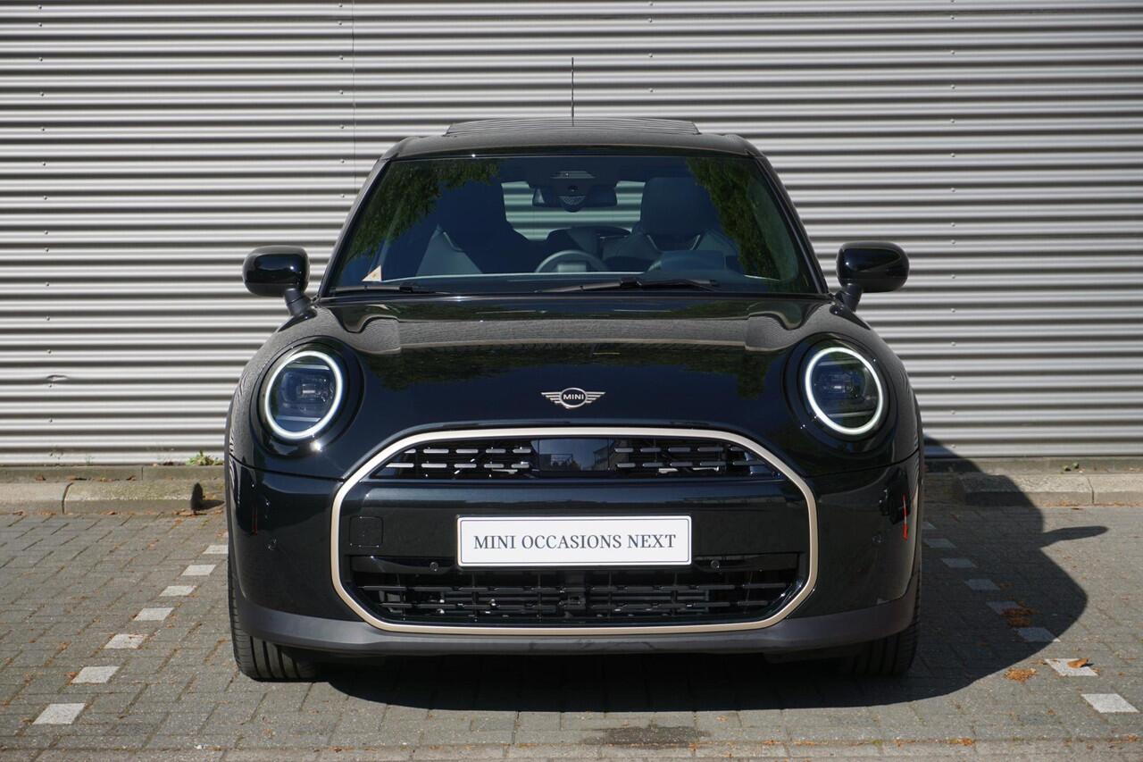 Mini COOPER 5-deurs C Favoured Trim | Pakket M | Glazen panoramadak | Driving Assistant | MINI Head-Up Display