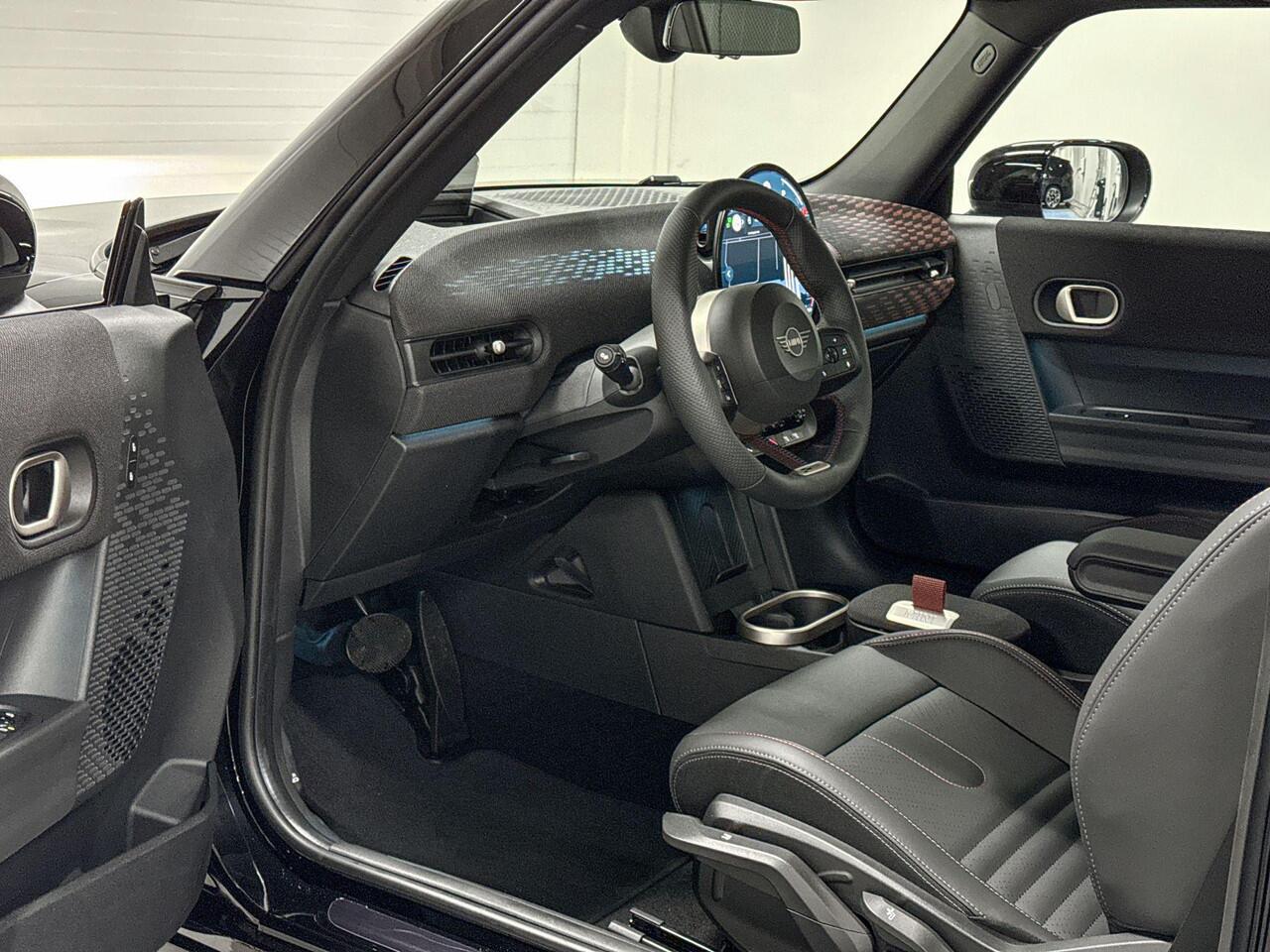 Mini COOPER C | John Cooper Works Uitvoering | Pakket M | 17" John Cooper Works Sprint Spoke Black | Selections