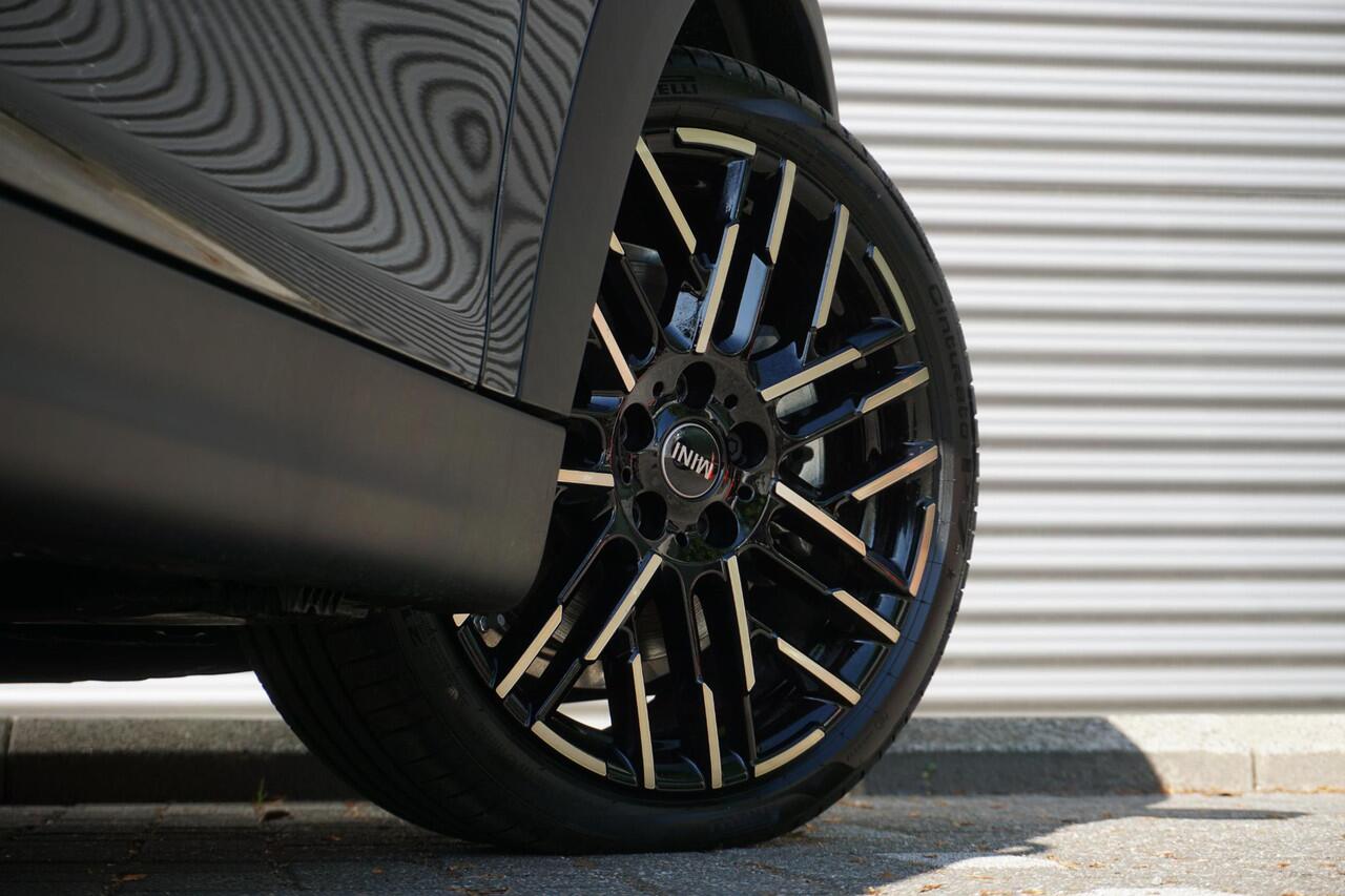 Mini COOPER 5-deurs C Favoured Trim | Pakket M | Glazen panoramadak | Driving Assistant | MINI Head-Up Display