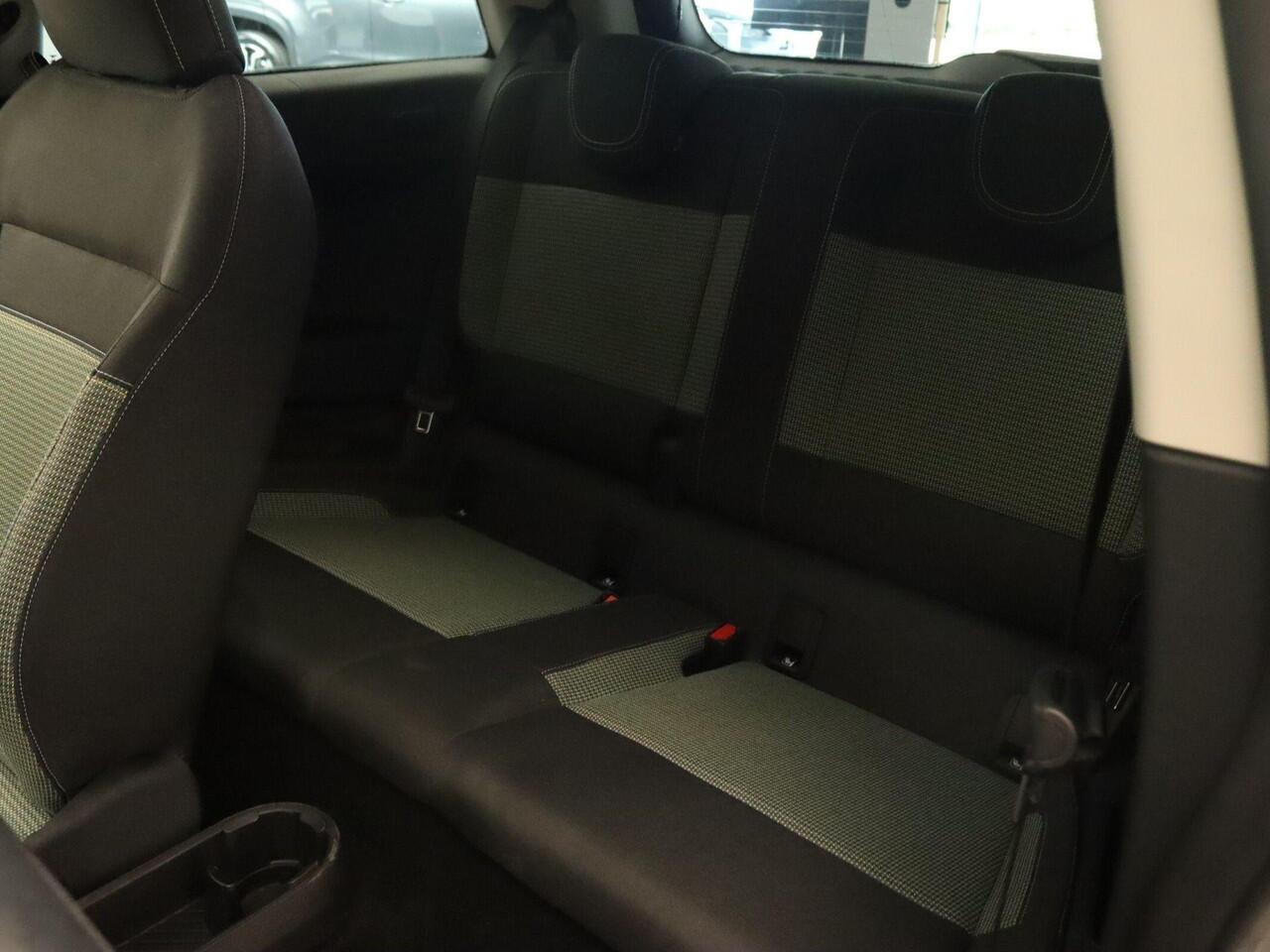 Mini COOPER E Essential 40.7 kWh - SOH 99,9% ! - ORIGINEEL NEDERLANDSE AUTO - 3-FASE - NAVIGATIE - PARKEERSENSOREN VOOR/ ACHTER - 17 INCH LICHT METALEN VELGEN - ARMSTEUN VOOR - CAMERA - NIEUW MODEL- GEWELDIGE RIJEIGENSCHAPPEN