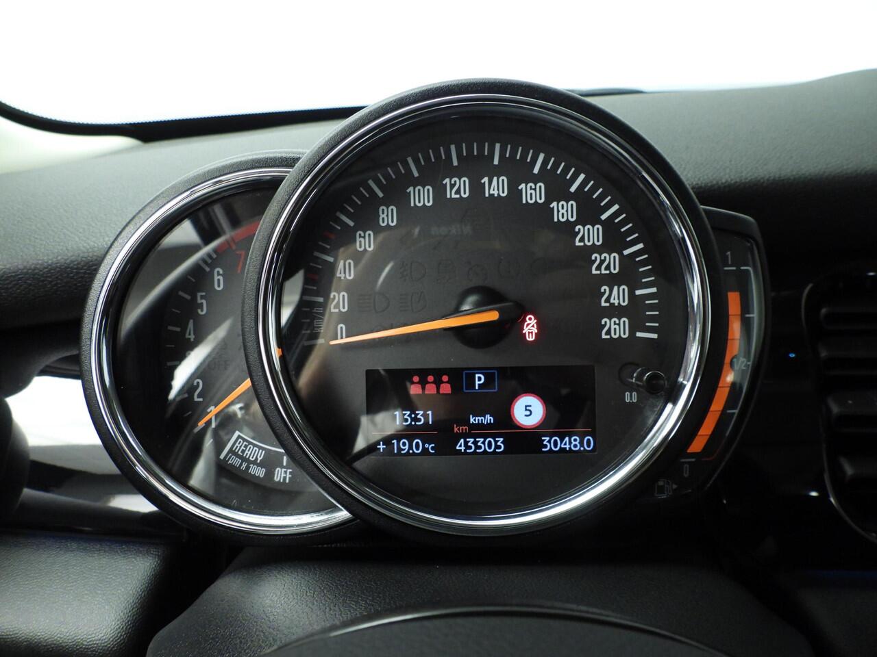 Mini COOPER 5-deurs Automaat / PDC / Climate / Cruise / LED / Alu wielen 16 inch