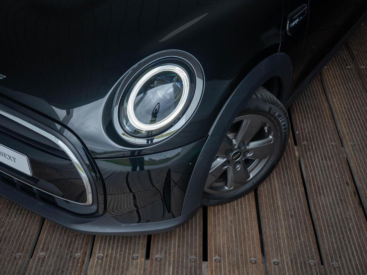 Mini COOPER 5-Deurs Aut. Classic Navi Premium pakket + 16" LM Revolite Spoke + Ambiance verlichting + Parkeersensoren + Climate Control