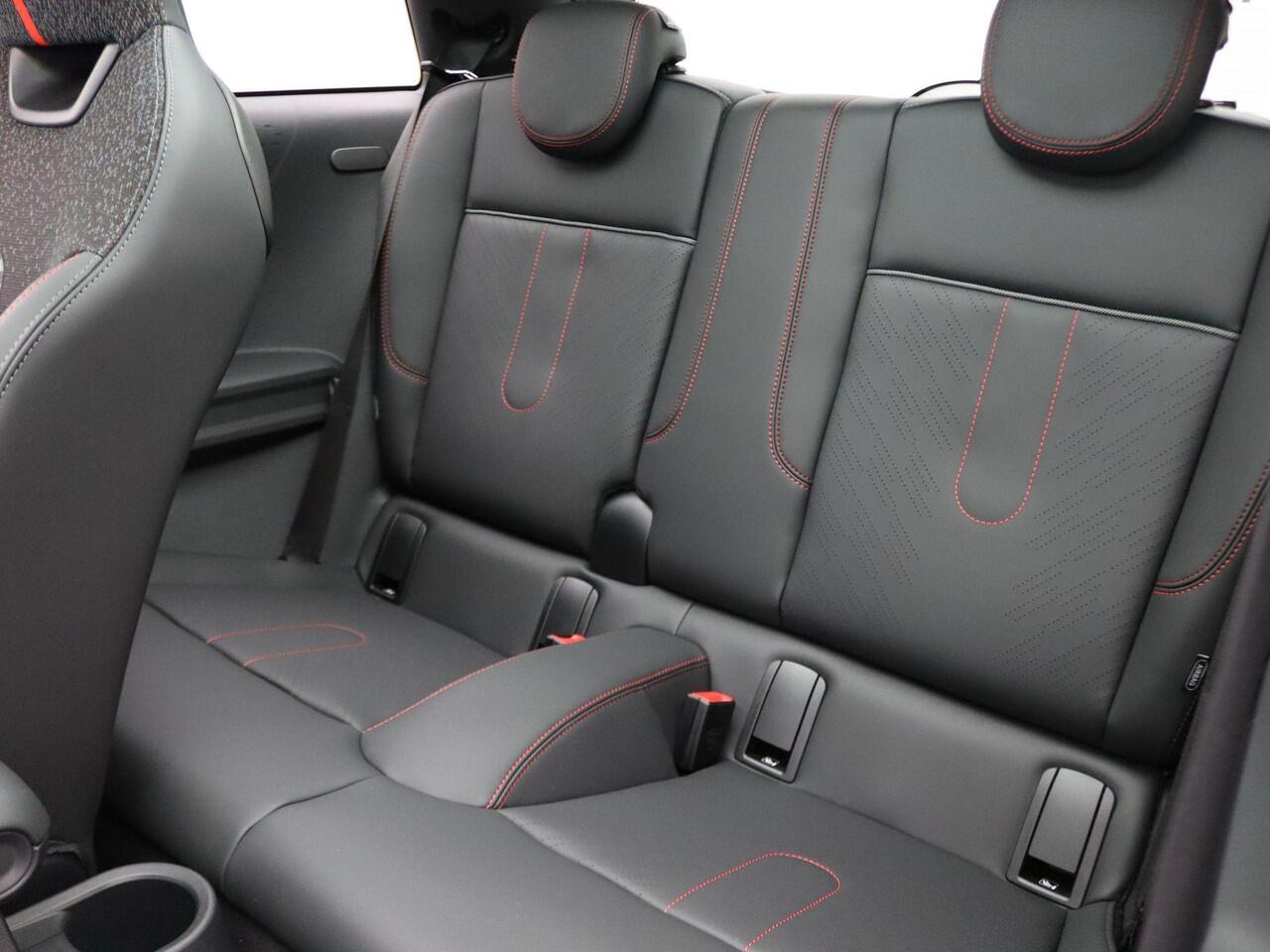 Mini COOPER 3-Deurs John Cooper Works + Pakket M + Driving Assistant + Glazen panoramadak + Parking Assistant + 17''