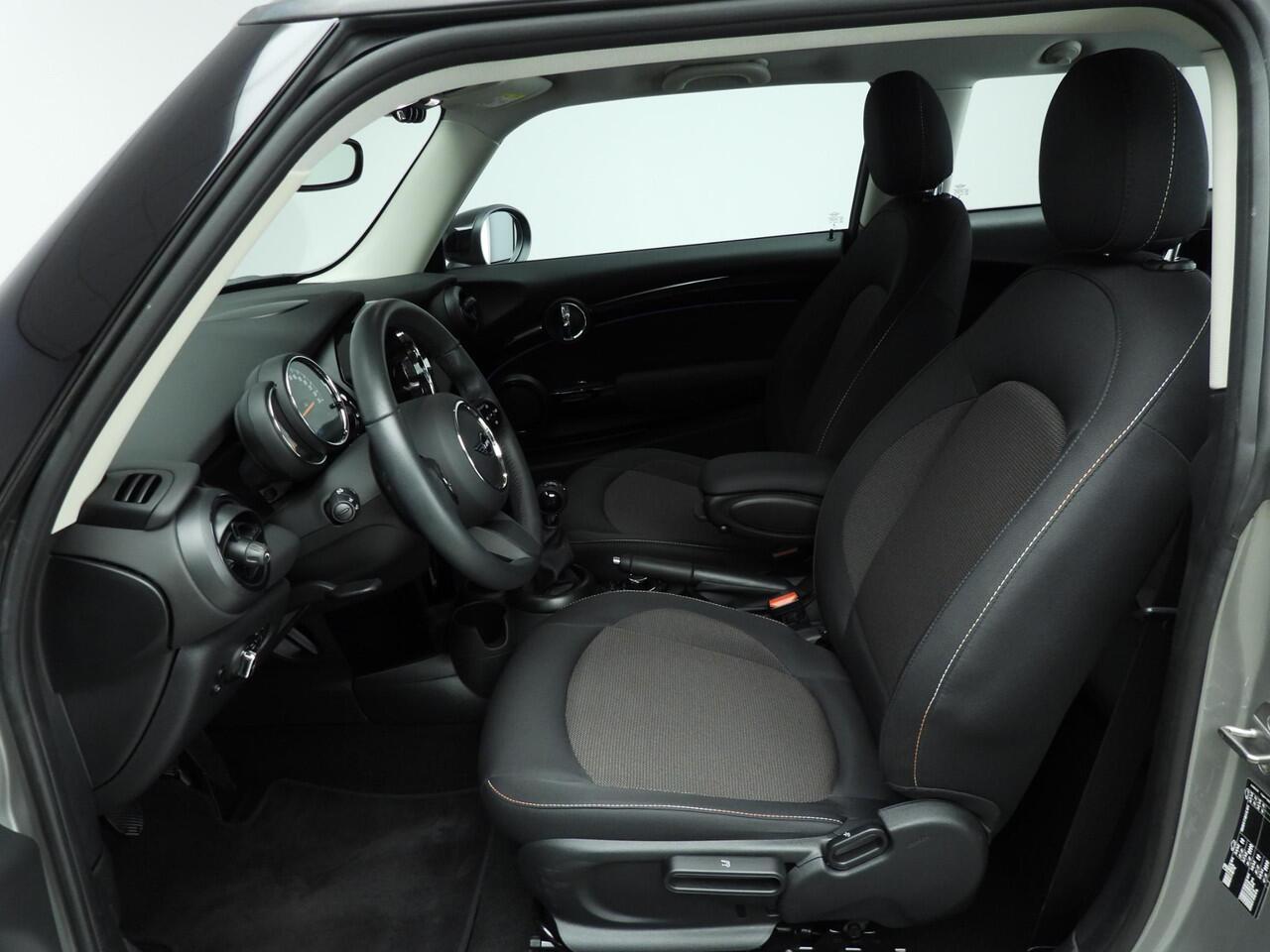 Mini COOPER 3-deurs Handgeschakeld / LED / DAB / PDC / Climate / Cruise / Navi / Alu wielen 17 inch